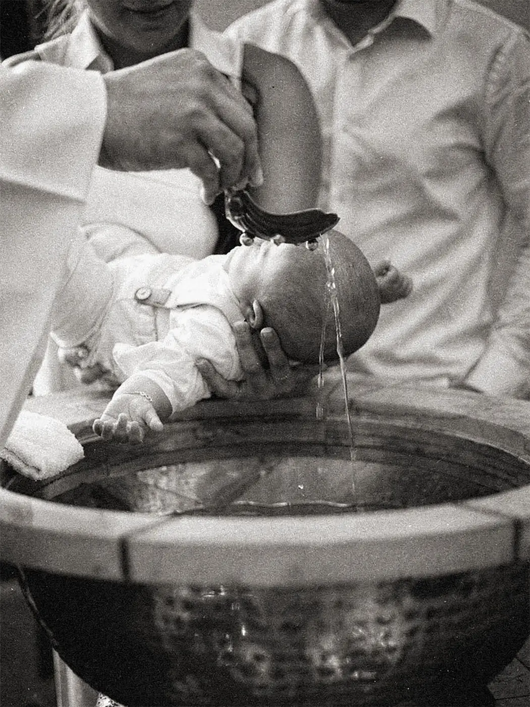 Bateig en la pila baptismal